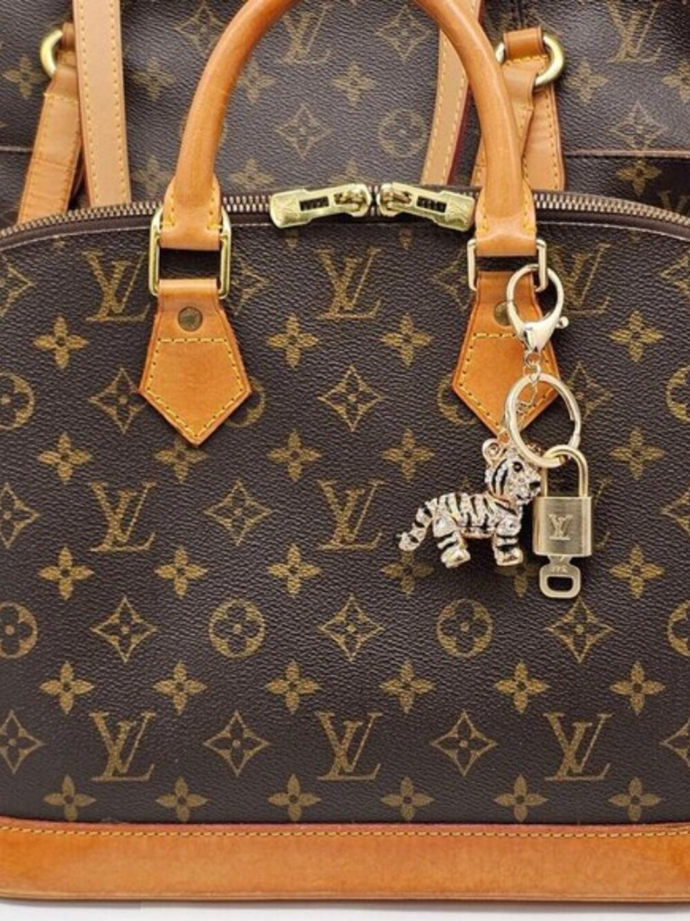 LV Authentic Gold Padlock 🔒 Key Set w/ Unbranded Keychain Tiger Charm - Picture 8 of 8